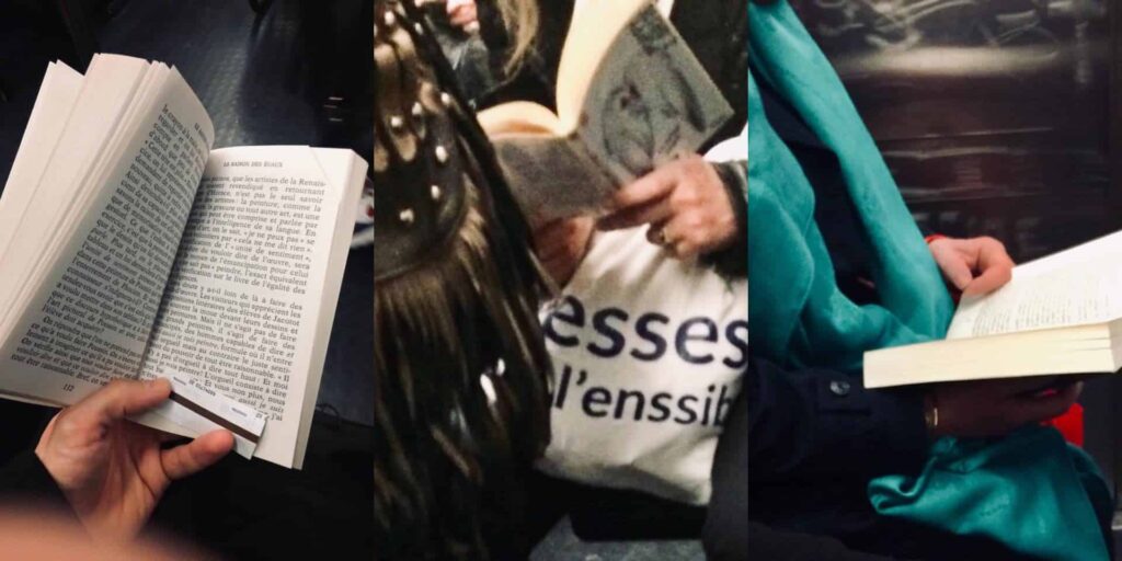 Passagers lisant des livres dans le métro parisien