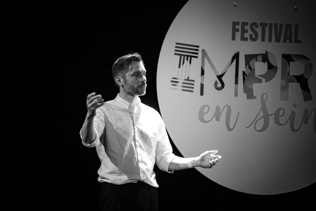 Caspar Schjelbred sur scène au festival d'impro de Paris.