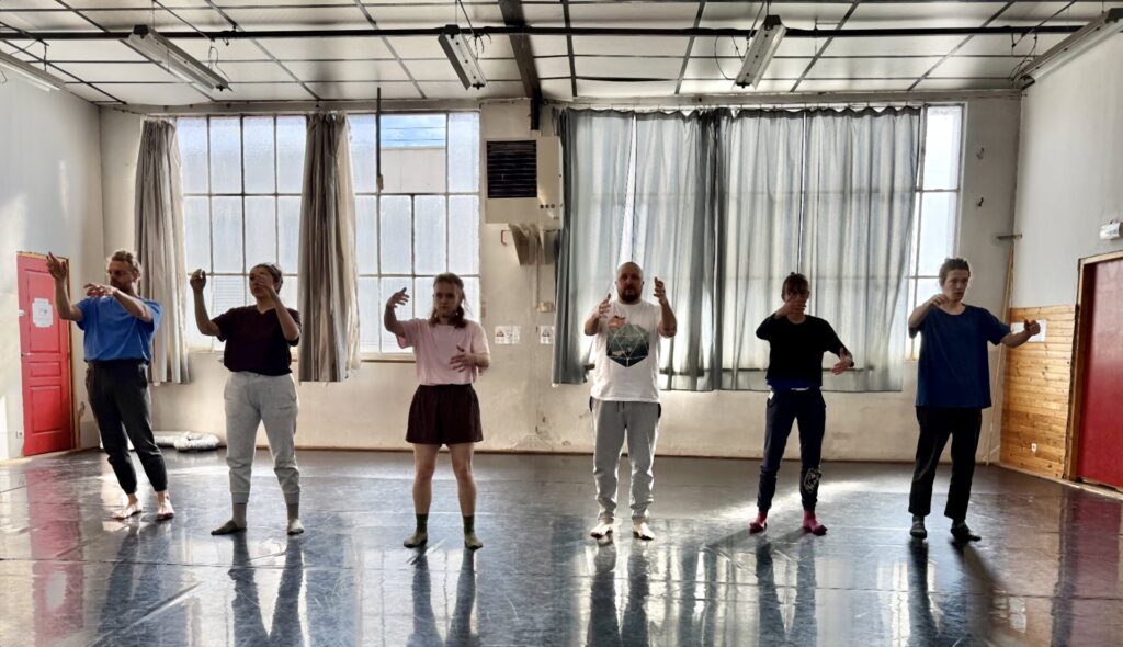Participants travaillant un exercice lors d’un stage d’improvisation corporelle