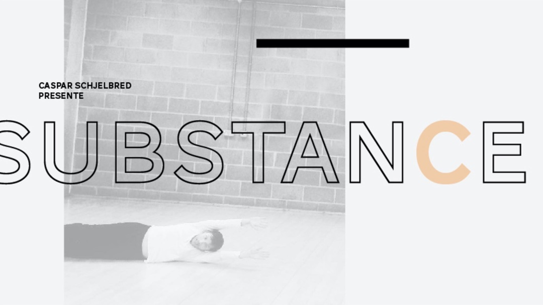 Caspar Schjelbred allongé au sol lors d’un atelier d'improvisation corporelle