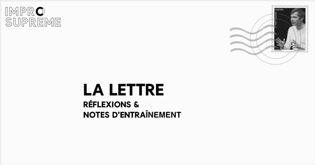 Visuel en noir et blanc pour la Lettre Impro Supreme mis en page comme une lettre postale, avec un portrait intégré sous forme de timbre-poste.