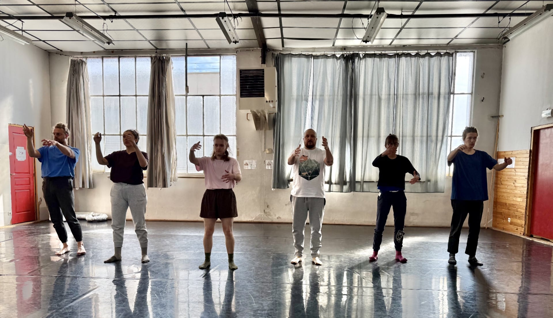 Six personnes qui font le Nothing exercise dans lequel il faut interpréter son existence - les mains incluses.
